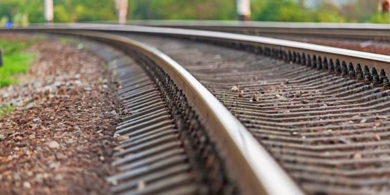 Абай облысында жолаушыны тепловоз қағып кетті