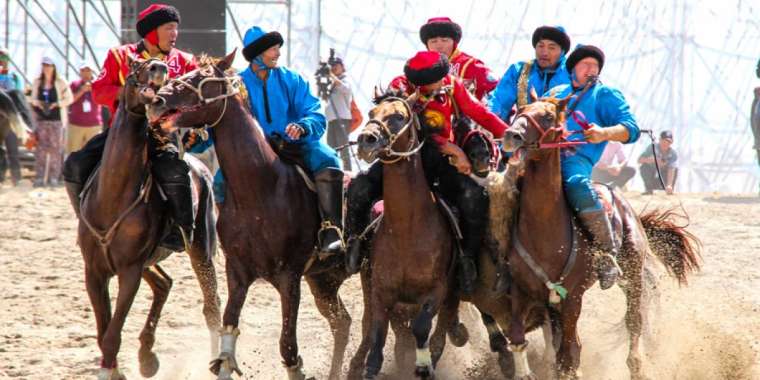 Қырғыз жанкүйерлері көкпар нәтижесіне наразылық білдіріп жатыр