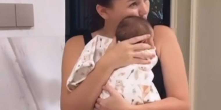 «Үйде отырған емеспін». Баян Алагөзова 50 жаста ана атанудың қандай екенін айтты