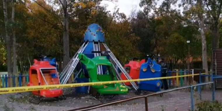 Қарағандыда аттракцион құлап, екі адам жарақаттанды