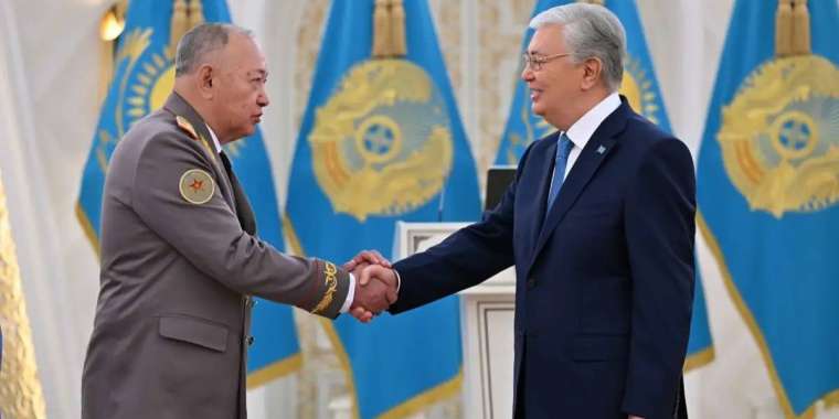 Қасым-Жомарт Тоқаев Сәт Тоқпақбаевқа Алтын жұлдыз бен «Отан» ордендерін табыстады