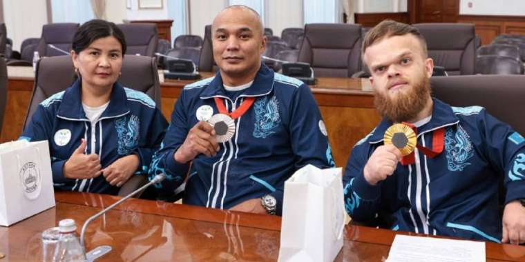 Паралимпиада жүлдегерлеріне мемлекеттік наградалар табыс етілді