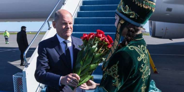 Германия канцлері Олаф Шольц Астанаға келді