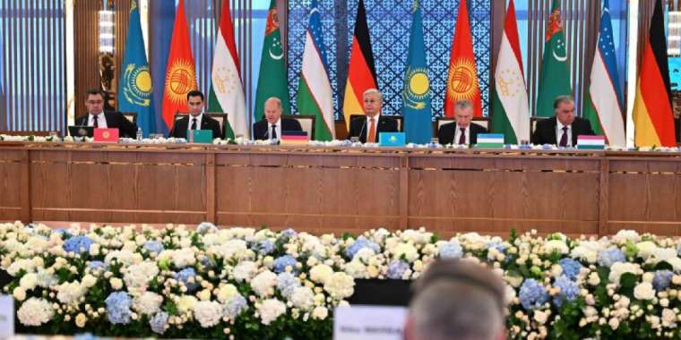 Президент Орталық Азия мемлекеттері басшыларының, ГФР Канцлері және Германияның ірі бизнес өкілдерінің кездесуіне қатысты