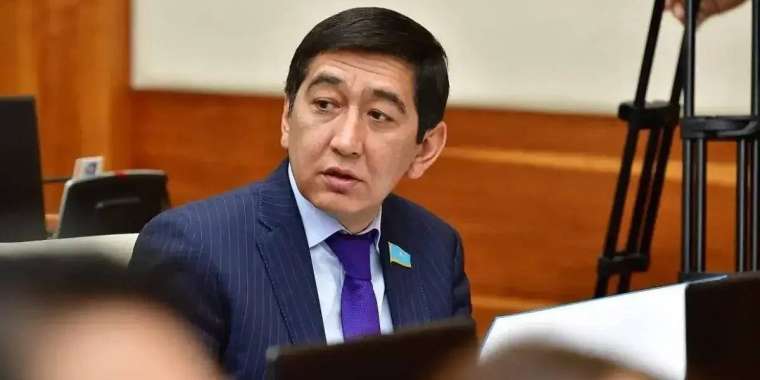 Ринат Зайытов заң жобасын орыс тілінде таныстырған шенеуніктерге ренжіді