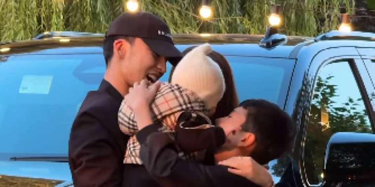 «Әке махаббатын сезіндірді». RaiM Ерке Есмаханның үлкен ұлына көлік сыйлады