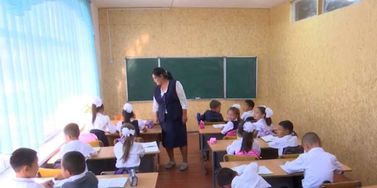 Қазығұртта оқушылар мектептің дәлізінде оқып жатыр