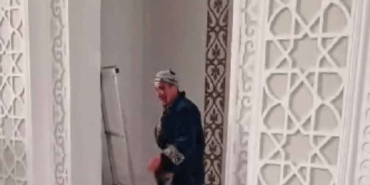 «Көктем мен күзде қозады»: Мешітте пышақпен полицейлерге қарсыласқан жігіт кім?