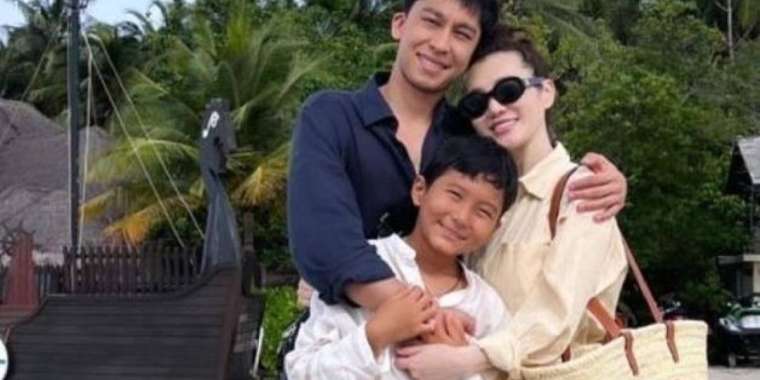 Ерке Есмаханның 12 жасар ұлы ән шырқап, бейнебаянға түсті