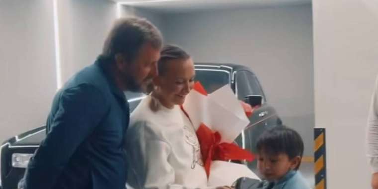 Бүркіт қайын енесіне көлік сыйлады