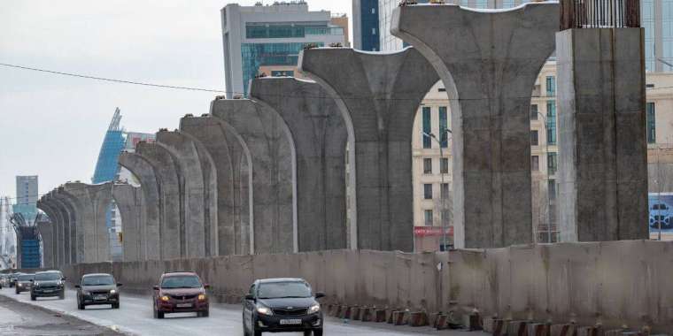 Астанадағы LRT көпірінде ер адам суицид жасады