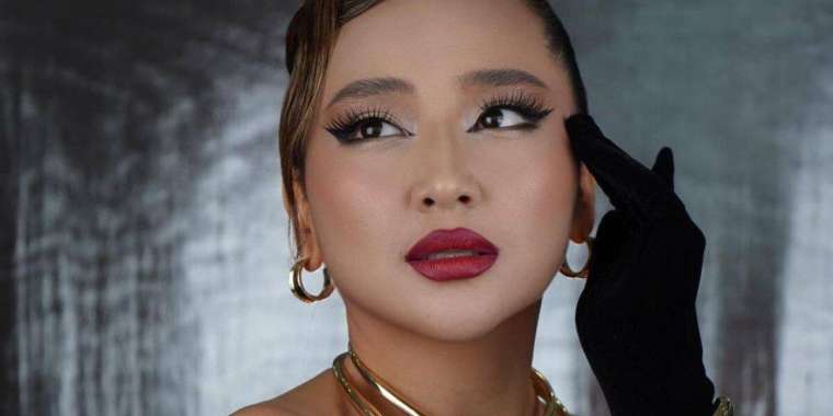 «Әлі 18-десіз ғой»: Салтанат Бақаеваны оқырманы туған күнімен құттықтады