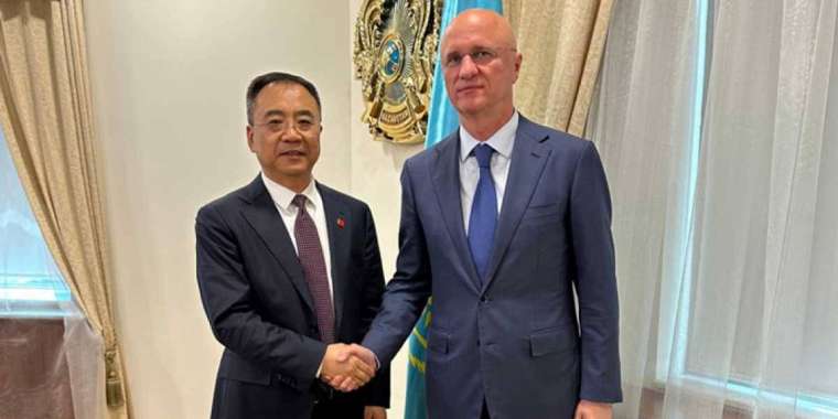 Роман Скляр қытайлықтардың алдында қазақша сөйледі