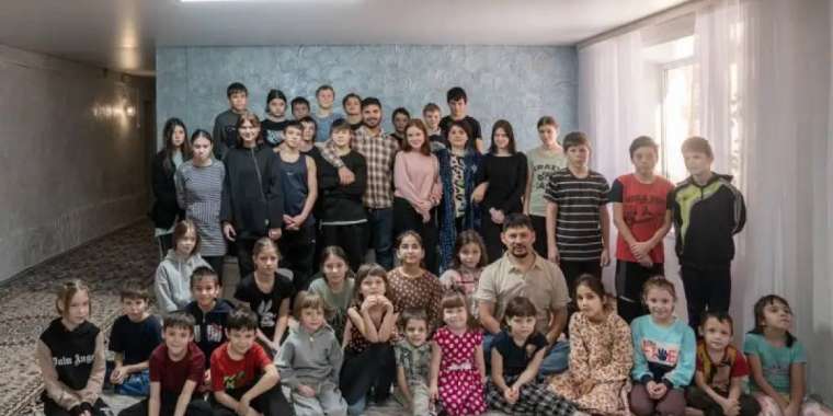 Қазақстандағы ең үлкен отбасы. Бір үйде 55 бала өсіп жатыр