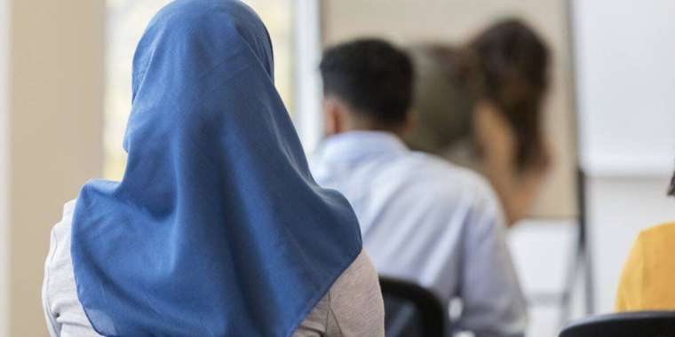 Мектептерде орамал тағуға тыйым салына ма? Жоғарғы сот жауап берді