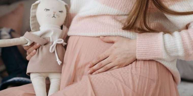 Атырауда 15 жасар қыз зорланды: аяғы ауыр жасөспірім жанайқайын жеткізді