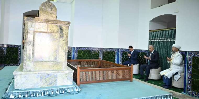 Қасым-Жомарт Тоқаев Қожа Ахмет Ясауи кесенесіне зиярат етті