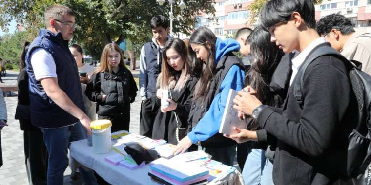 Алматыда Арбатта атом өндірісі қызметкерлері күніне орай көрме өтті