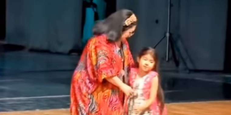 Мақпал Жүнісова тыңдарманына бриллиант сақинасын сыйға тартты