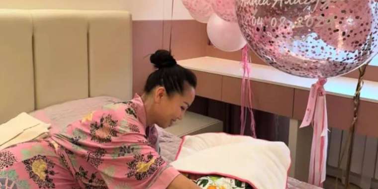 «Балбұл жайнап тұр». Баян Алагөзова кешкі уақытын қалай өткізетінін көрсетті