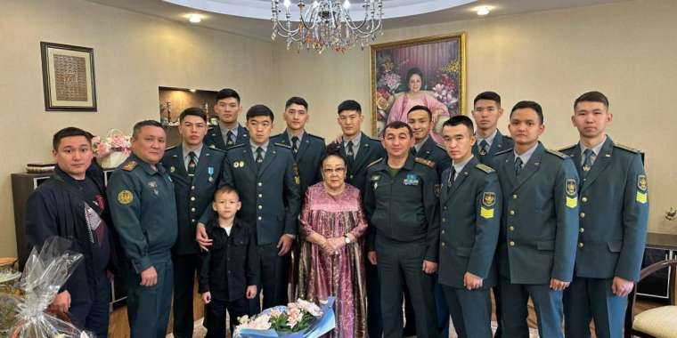 Әскери қызметшілер Бибігүл Төлегенованы мерекемен құттықтады