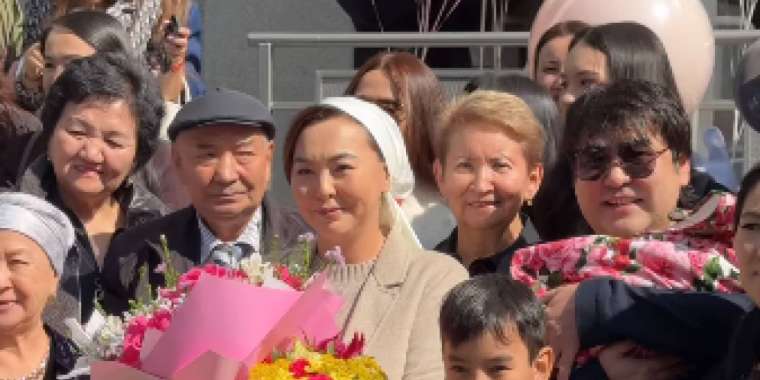 Мейрамбек Беспаев әйелі мен қызын перзентханадан шығарып алды
