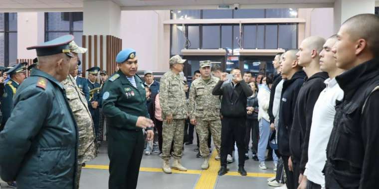 Шымкенттік бозбалалар әскерге аттанды