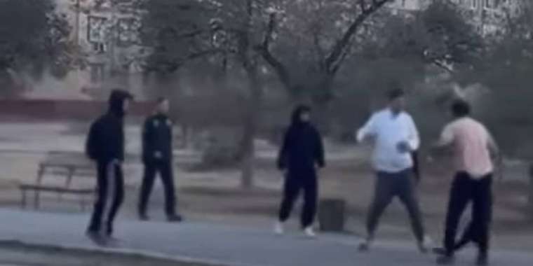 Ақтауда көшедегі кісілерді жабылып соққыға жыққан жасөспірімдер ұсталды