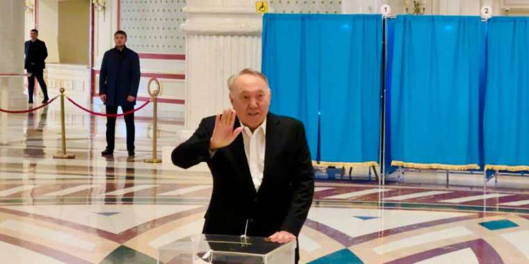 «Табысты болыңдар, бақытты болыңдар». Назарбаев референдумда дауыс берді