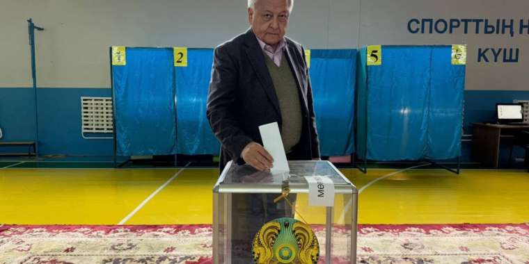 Қазақстан Жазушылар одағының төрағасы Мереке Құлкенов референдумда дауыс берді