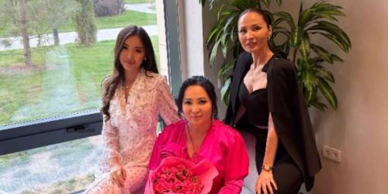 «Жұлдызды көргенімізге қуандық». Қайрат Нұртастың анасы тұңғыш келінімен түскен суретін жариялады