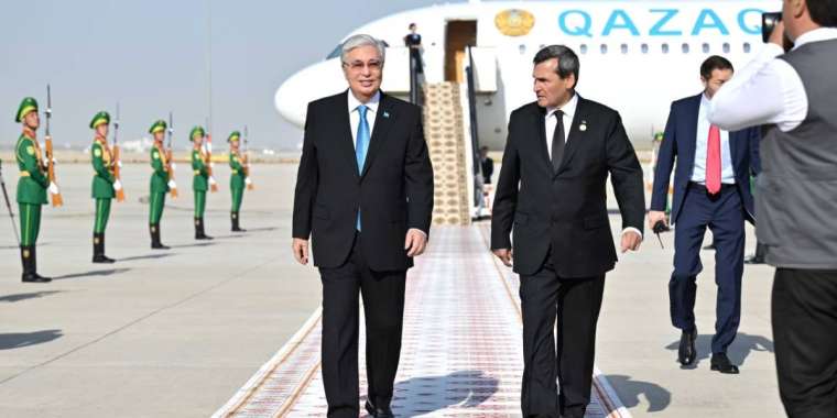Мемлекет басшысы Түрікменстанға ресми сапармен барды