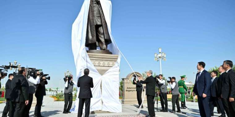 Тоқаев Ашхабадта Абайға арналған ескерткіш ашты