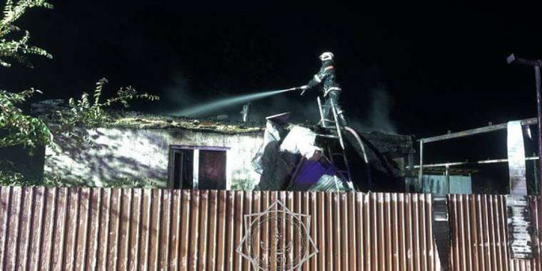 Талғарда төбелестен көз жұмған баланың үйі өртенді (ВИДЕО)