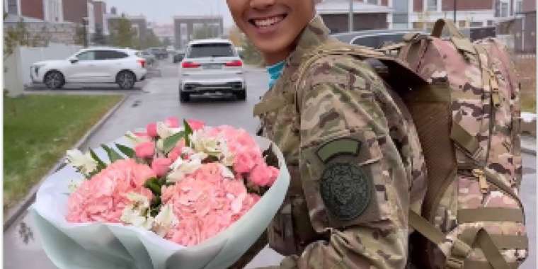 «Тосын сый»: Динара Сәтжан ұлының әскерден аман-есен келгенін айтты