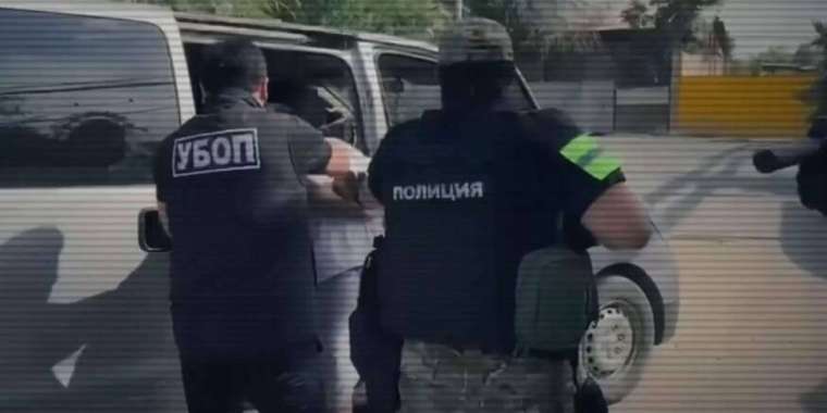 «Қамқорлығы» үшін 3 млн алған.  Шымкентте қылмыстық топтың бірнеше мүшесі  ұсталды