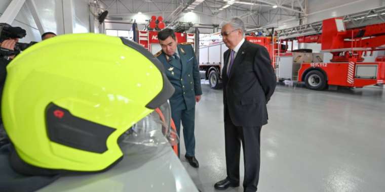 Тоқаев елордадағы жаңа өрт сөндіру бөлімінің жұмысымен танысты