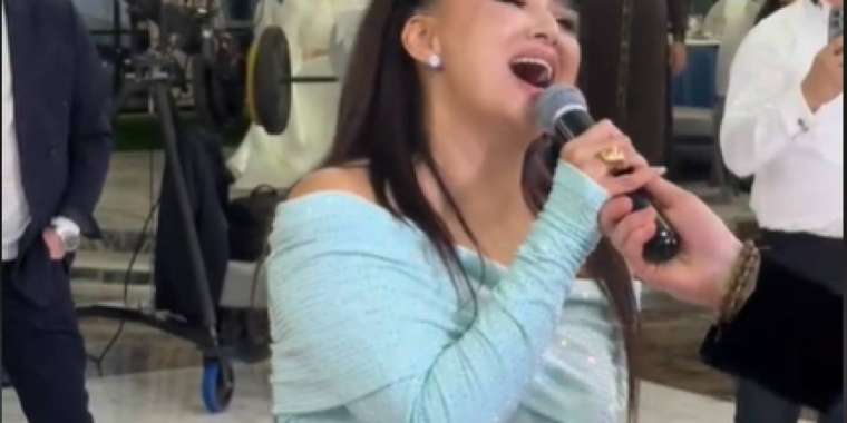 Мадина Сәдуақасова жанды дауыста ән шырқай алмай, сынға қалды