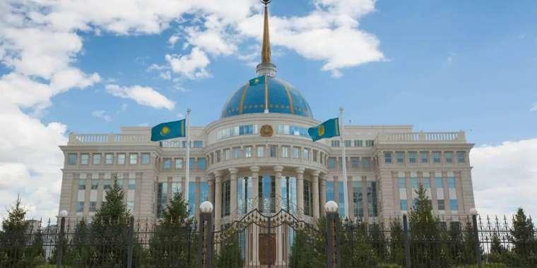 Республика күні қарсаңында ғалымдар, мұғалімдер, дәрігерлер, құтқарушылар және жұмысшылар марапатталды