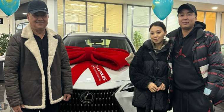 «Ата-енесін сыйлап жүр»: Қайрат Нұртастың әкесі келініне көлік мінгізді