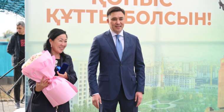 Новые квартиры вместо аварийных домов: В Шымкенте вручили ключи новоселам