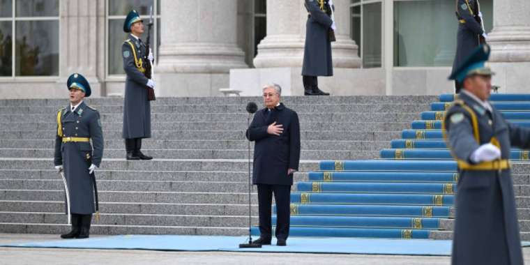 Президент Мемлекеттік ту көтеру рәсіміне қатысты