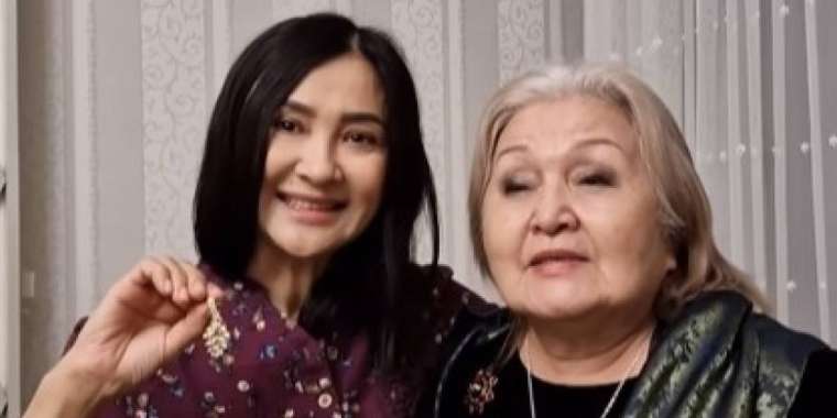 Халық әртісі атағын алған Лидия Кәденова Меруерт Түсіпбаеваны қуантты