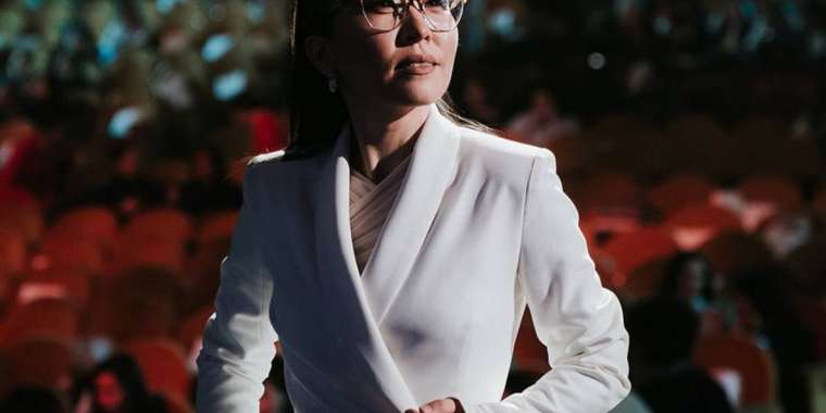 «Сүйінші сұраймын»: Танымал тележүргізуші кітабын жарыққа шығарады