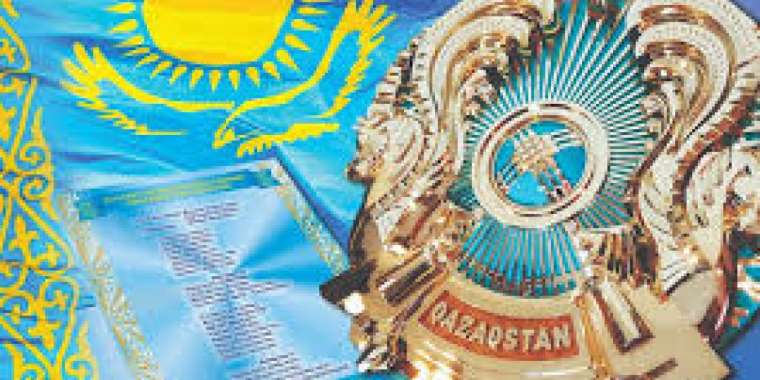 Талғарда бірнеше Елтаңба қоқыс арасында шашылып жатыр