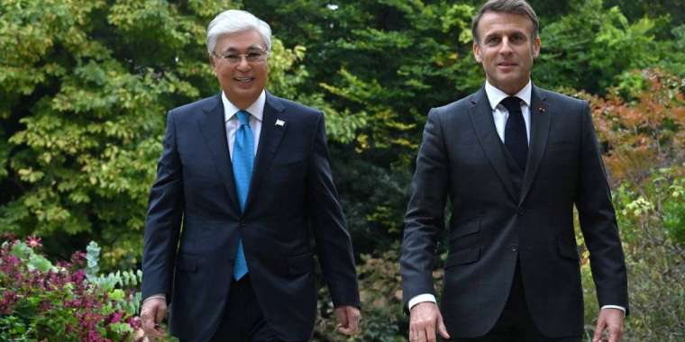 Франция Президенті Тоқаевты қазақ тілінде қарсы алды