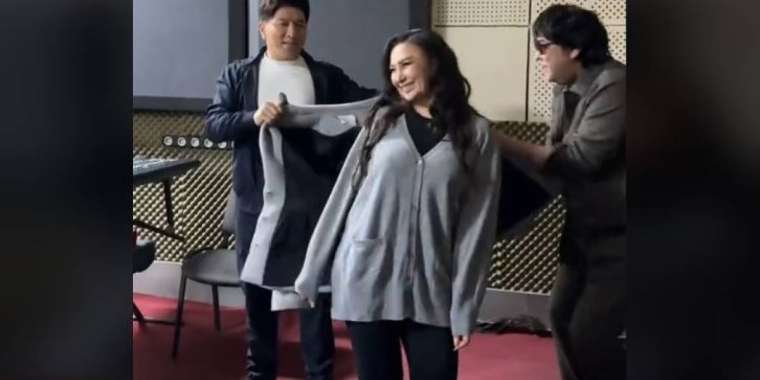 Сәкен Майғазиев пен Мейрамбек Беспаев Мәдина Сәдуақасованы киіндіруге таласты