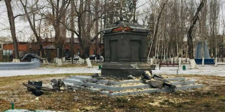 Павлодардағы Лениннің 100 жыл тұрған ескерткішін дауыл құлатты