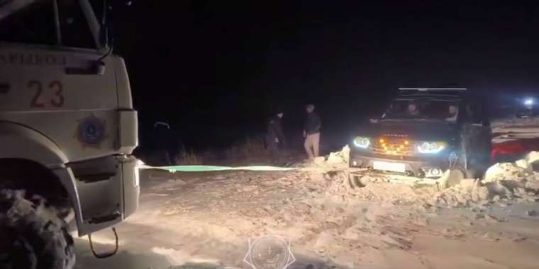 Қостанайлық құтқарушылар қарға батқан екі көлікті сүйреп шығарды
