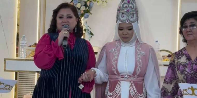 Роза Әлқожа Оразалы Досбосыновтың қызын өз қолымен ұзатты